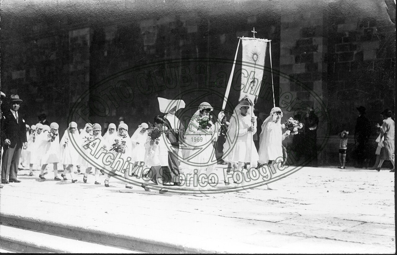 Processione di educande