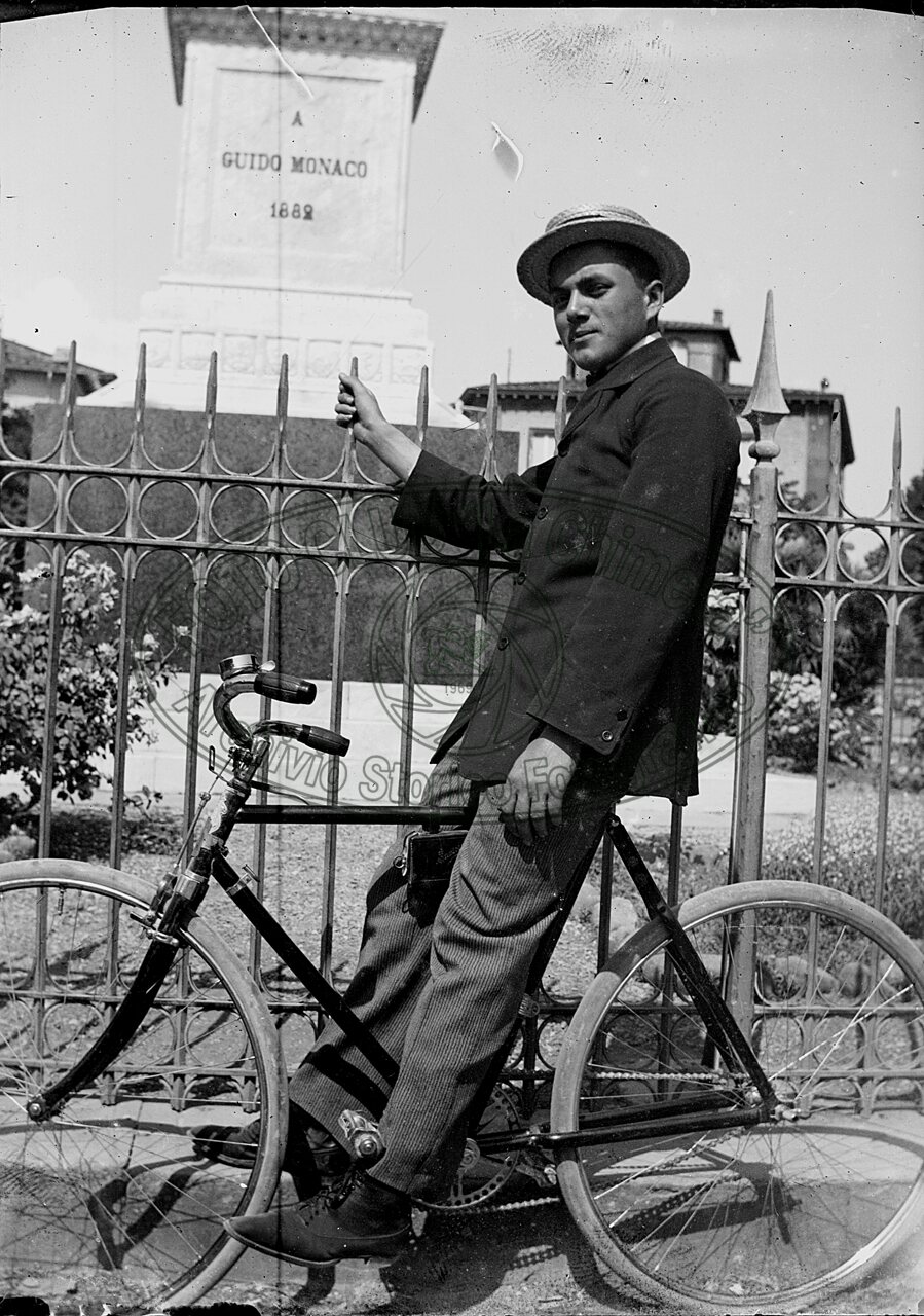Ciclista in Piazza Guido Monaco
