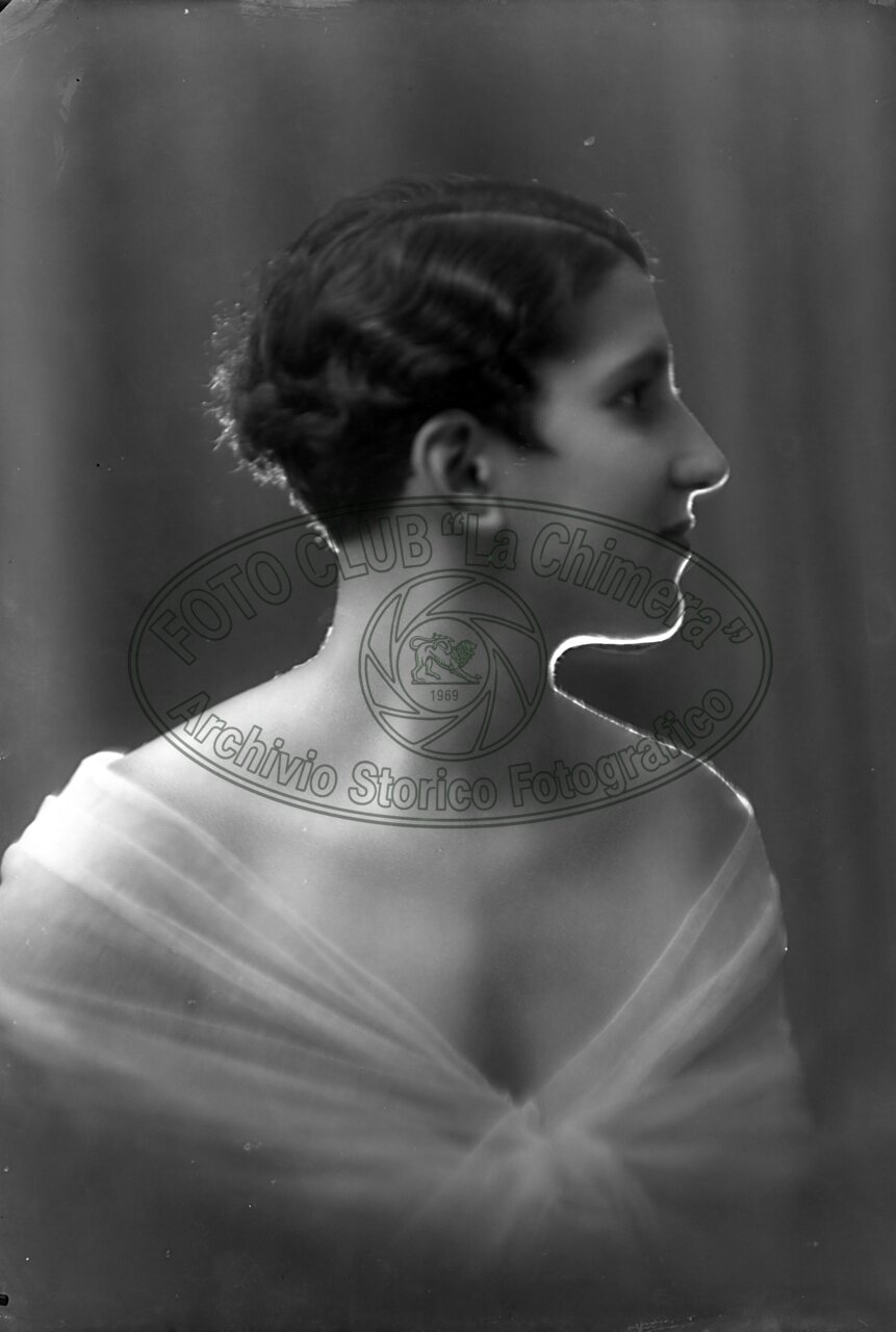 Ritratto di donna in studio