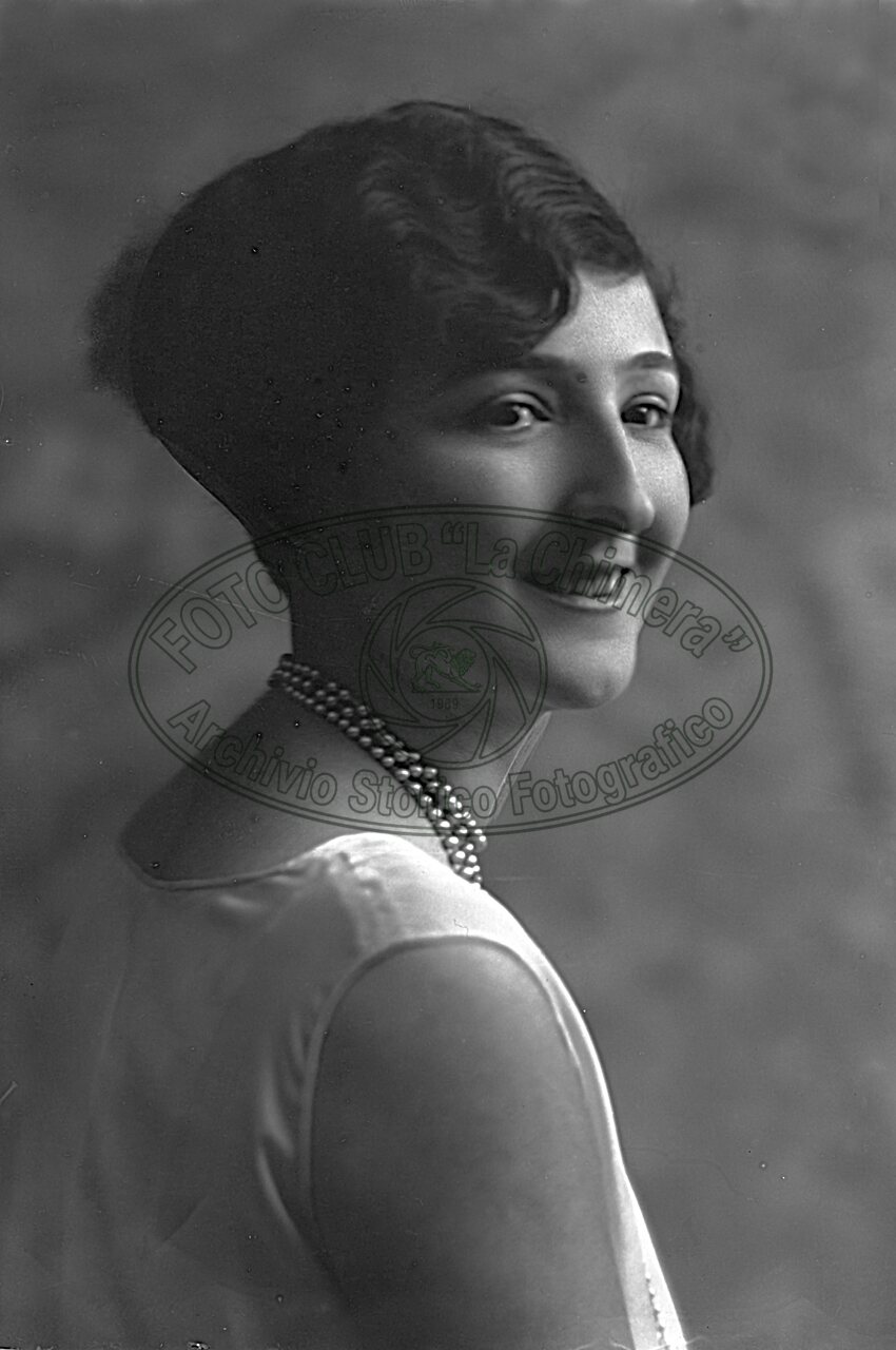 Ritratto di donna in studio