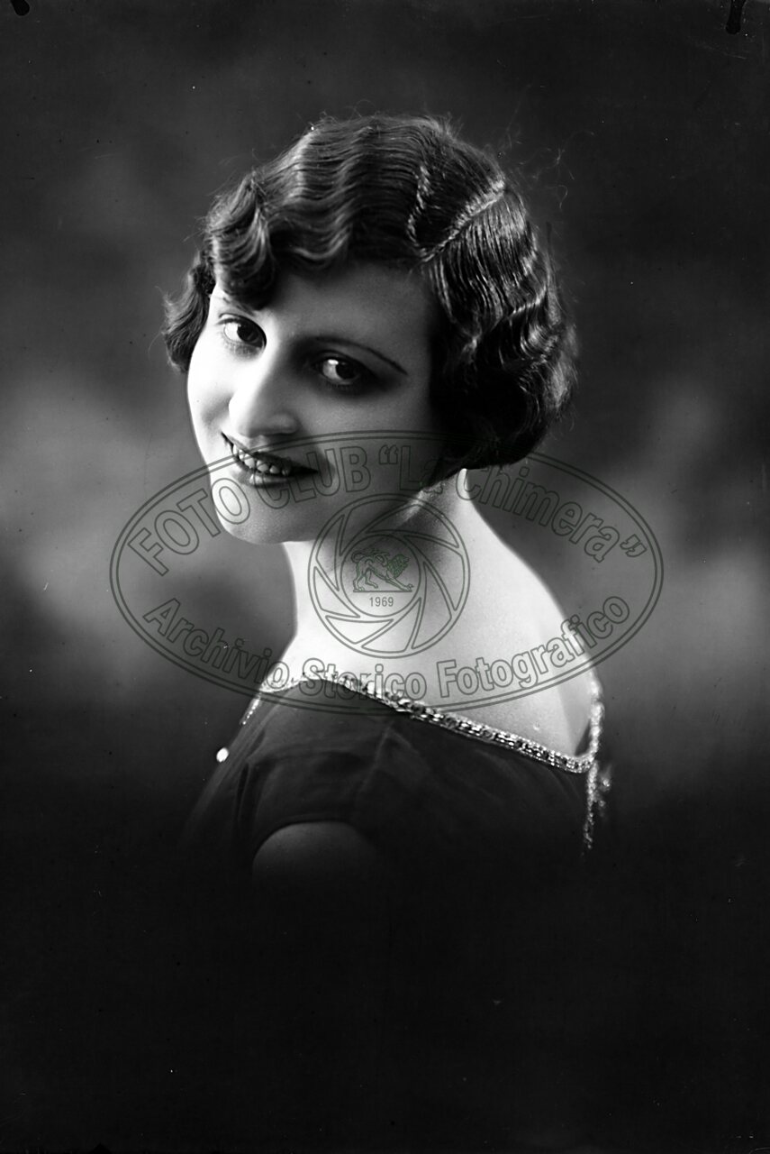 Ritratto di donna in studio