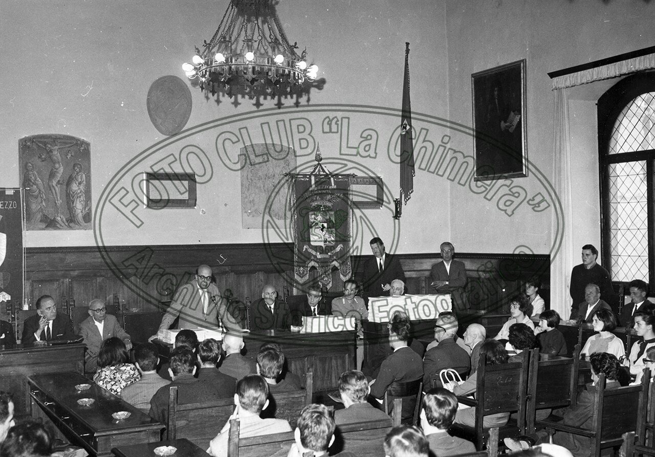 Riunione nella sala comunale