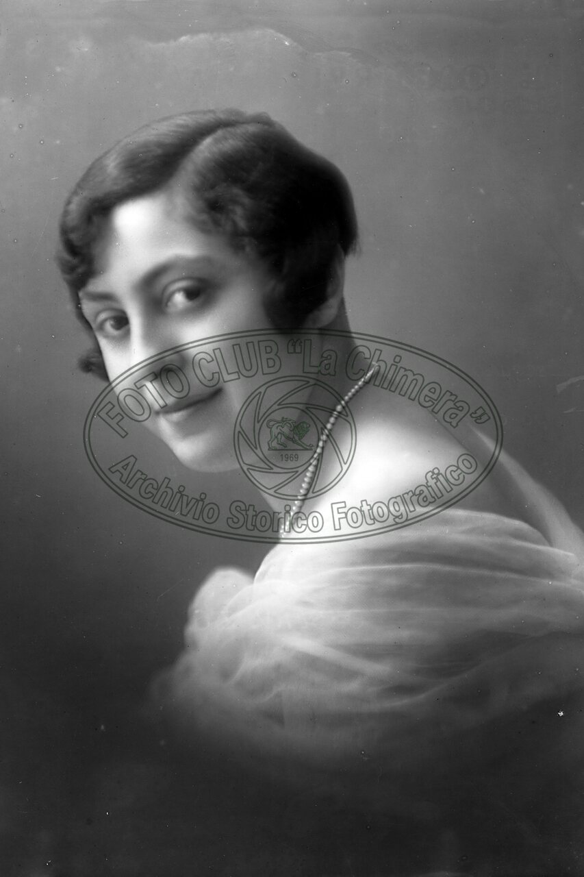 Ritratto di donna in studio