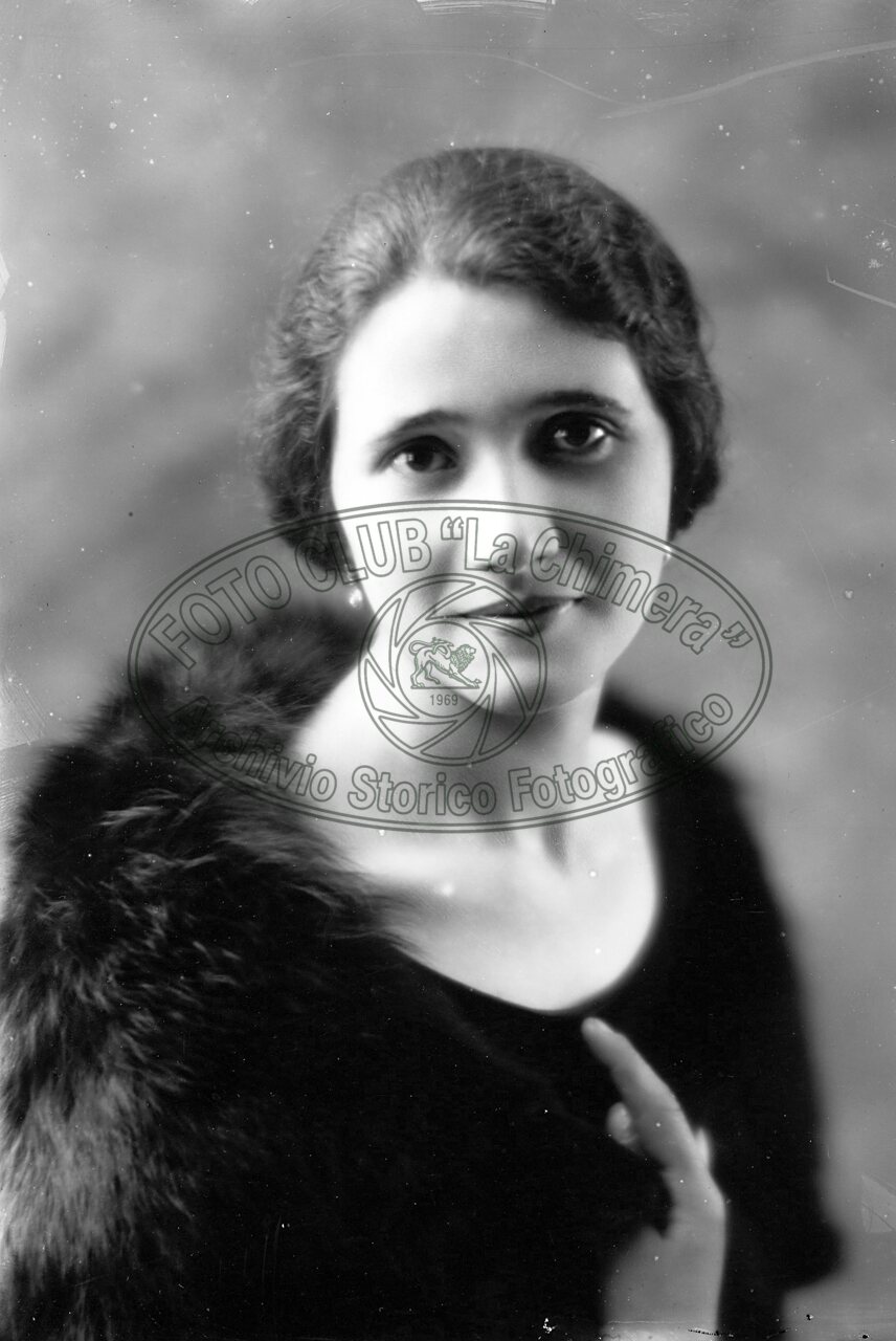 Ritratto di donna in studio