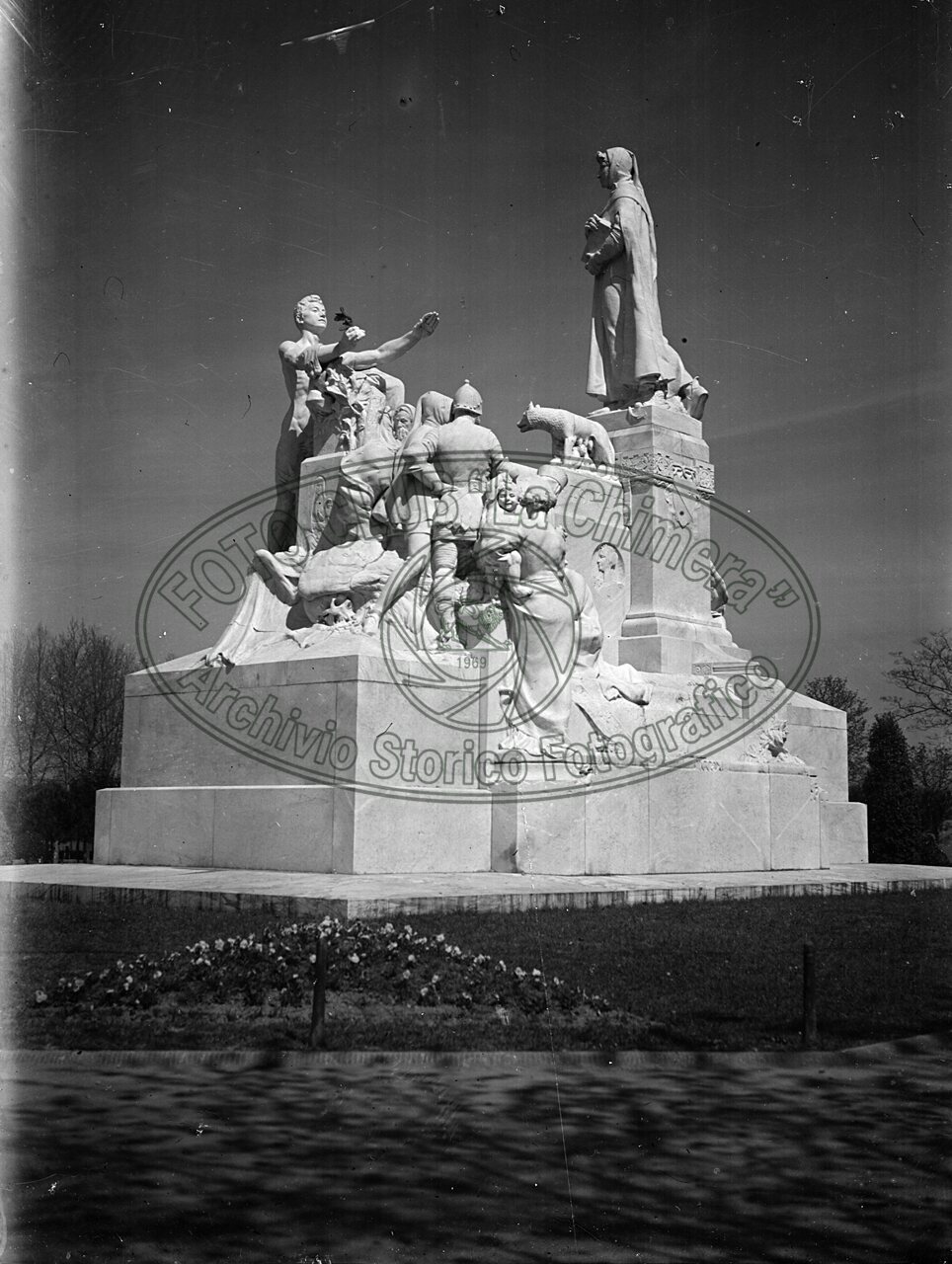 Monumento a Petrarca al Prato