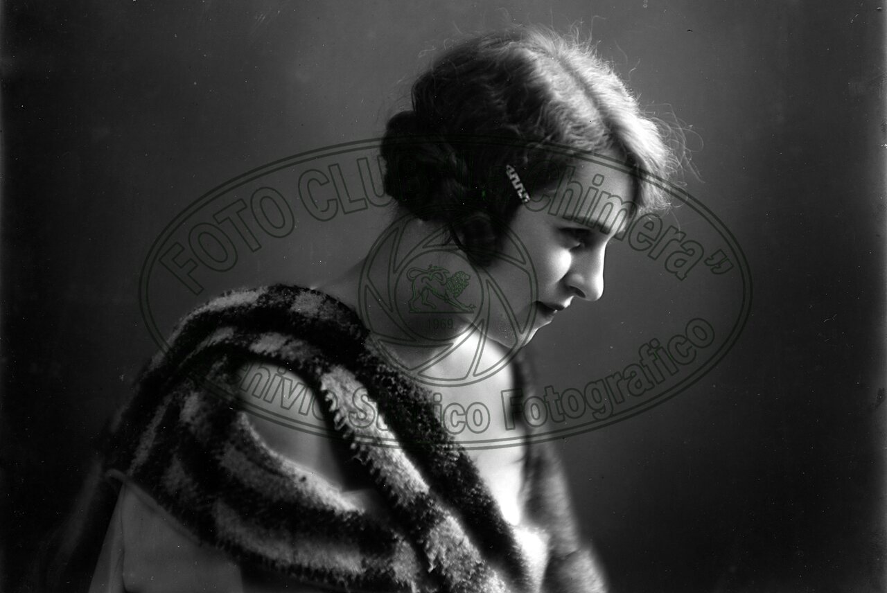 Ritratto di donna in studio