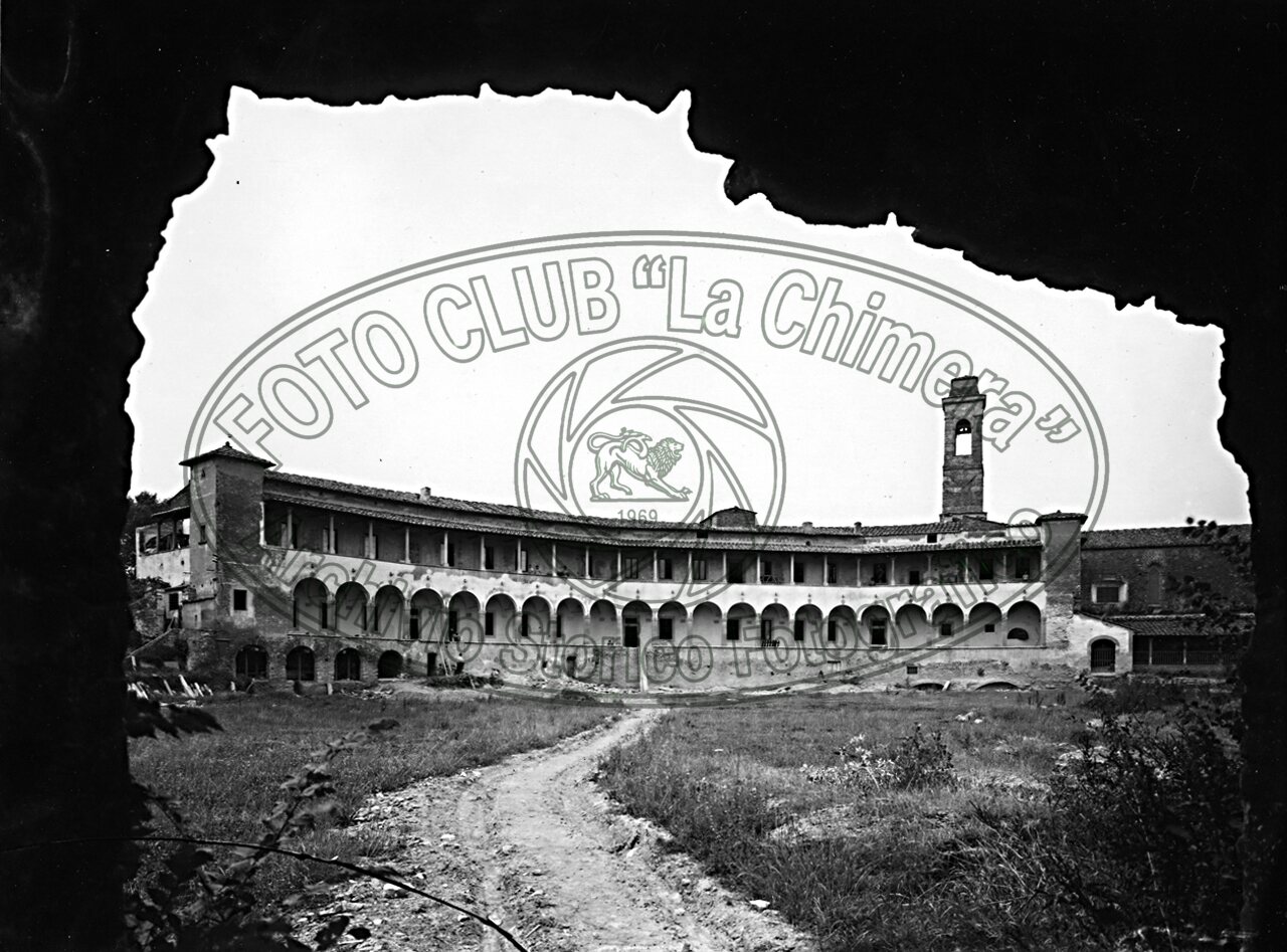Da un arco dell’Anfiteatro Romano