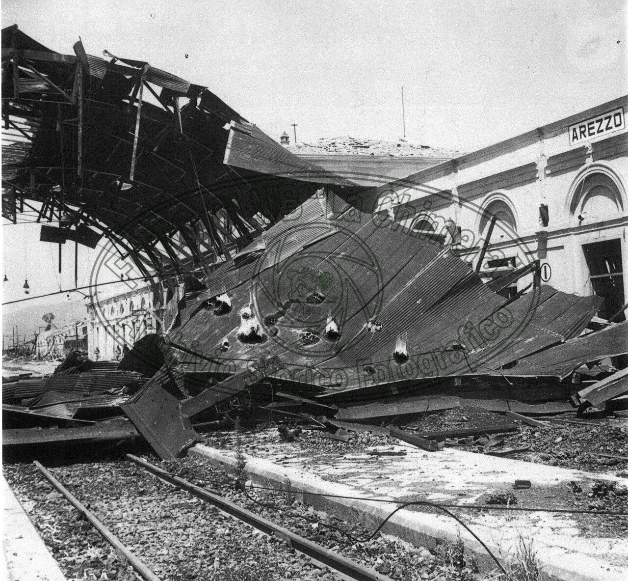 La stazione semidistrutta
