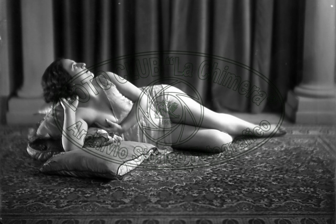 Figura di donna in studio