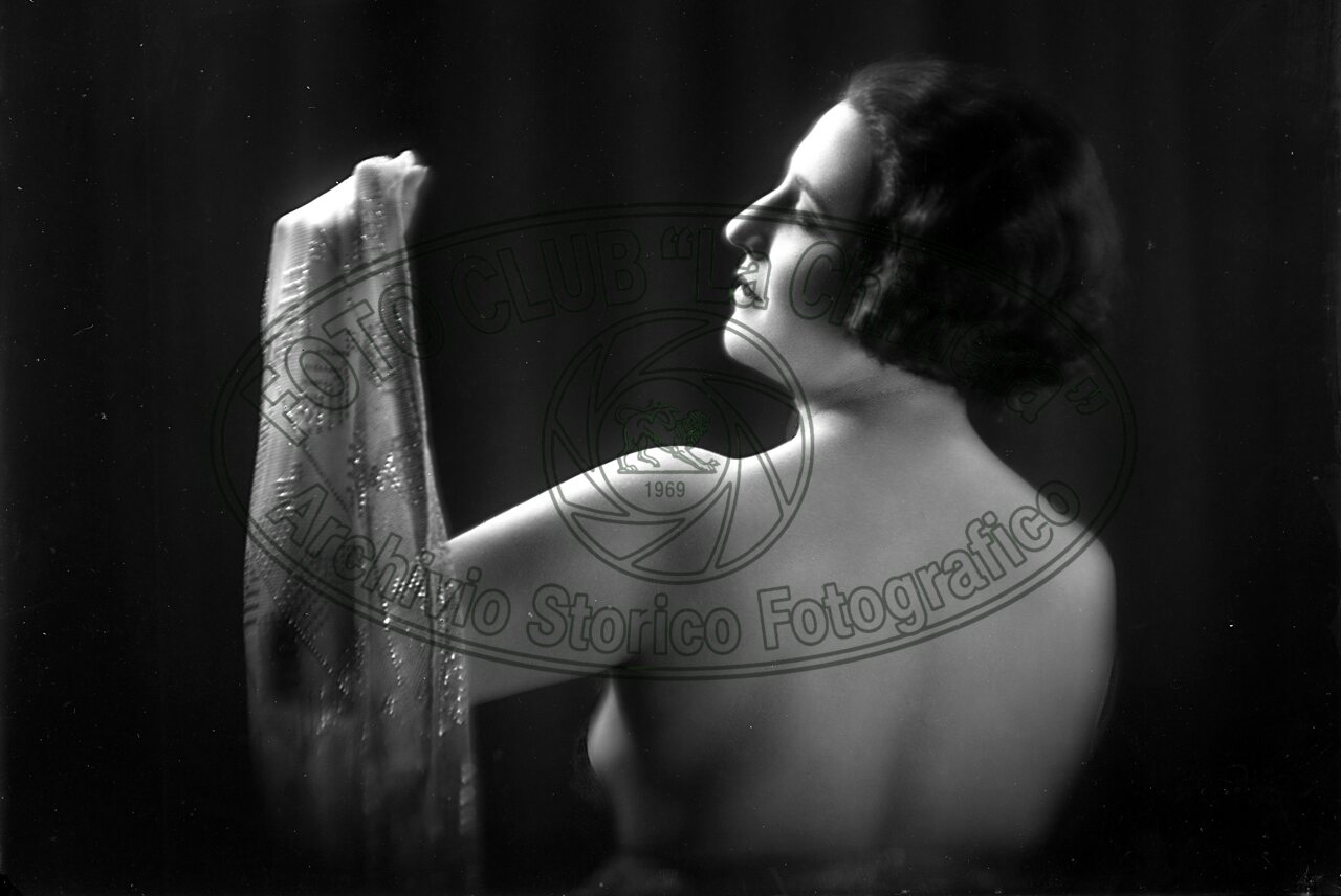 Ritratto di donna in studio