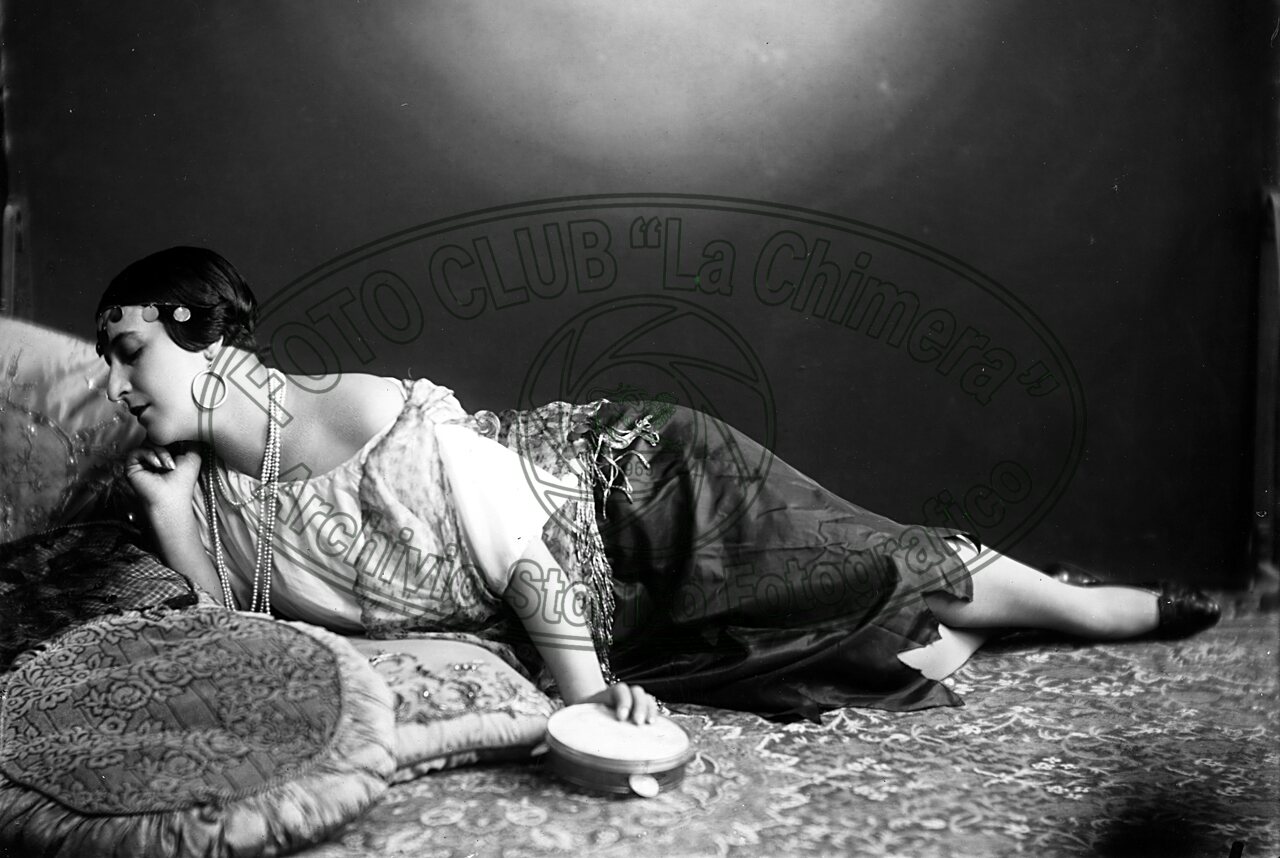 Figura di donna in studio