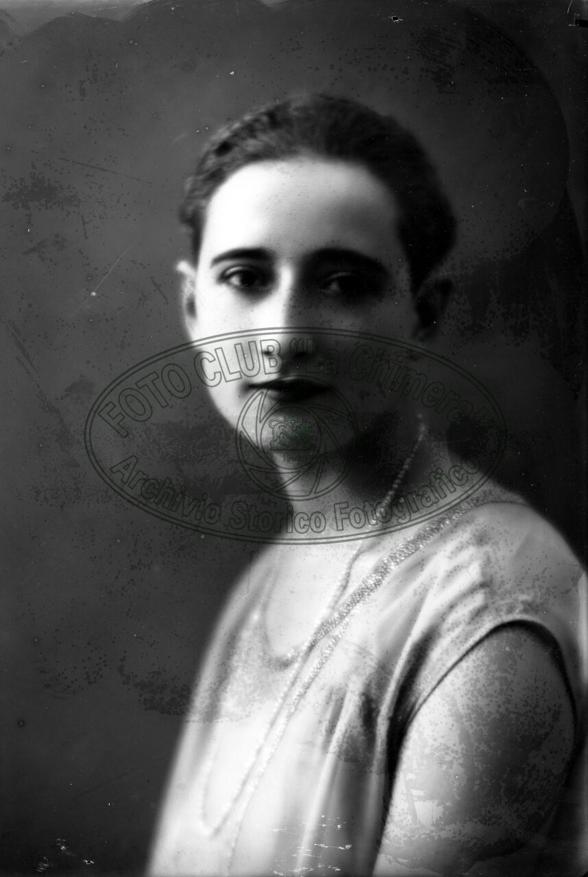 Ritratto di giovane donna in studio