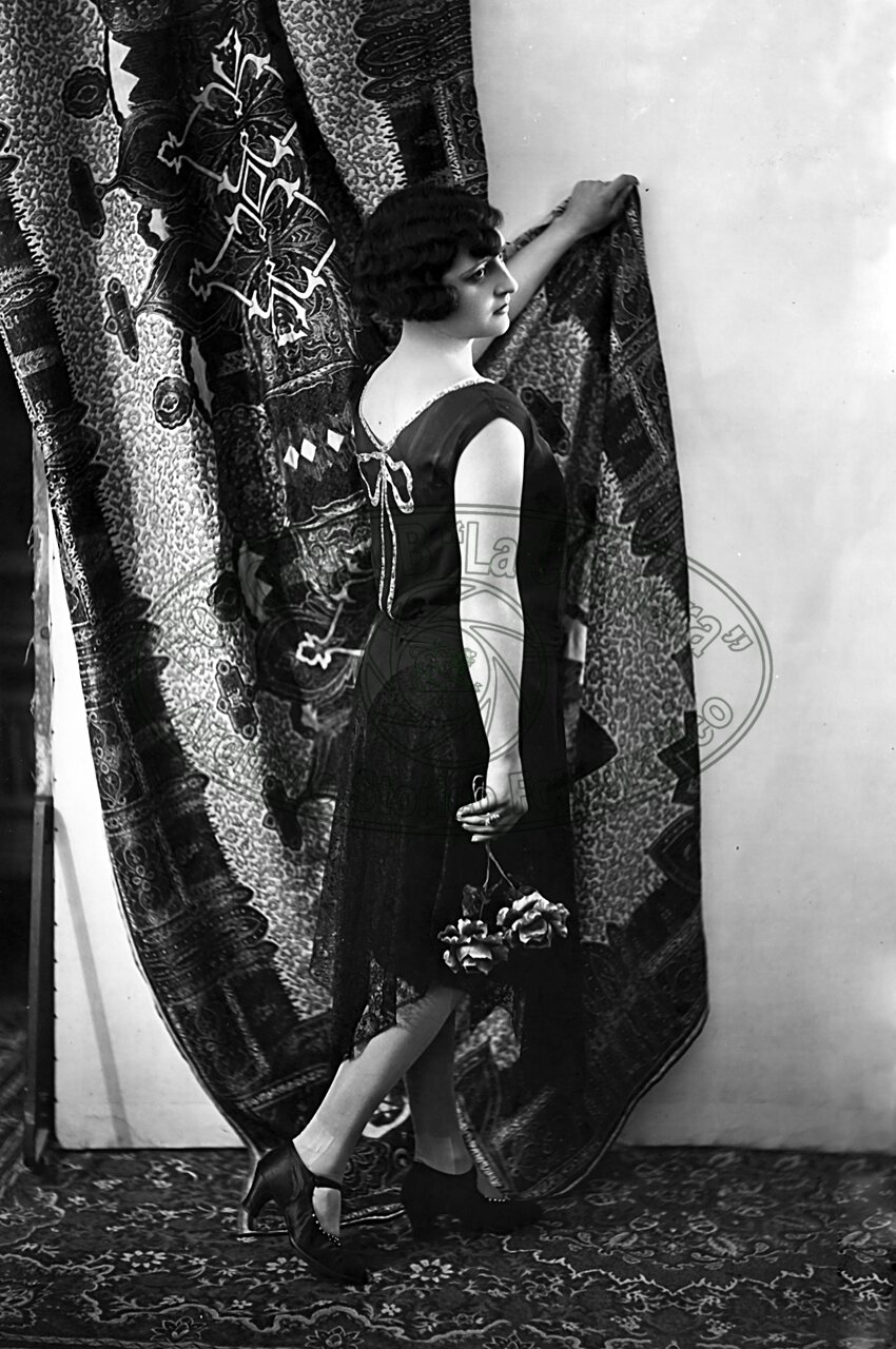 Figura di donna in studio