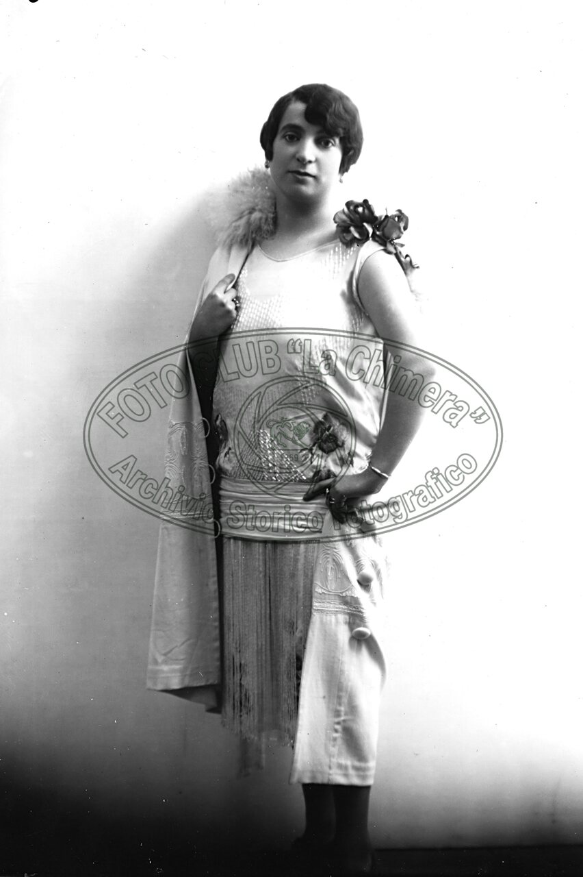 Figura di donna in studio
