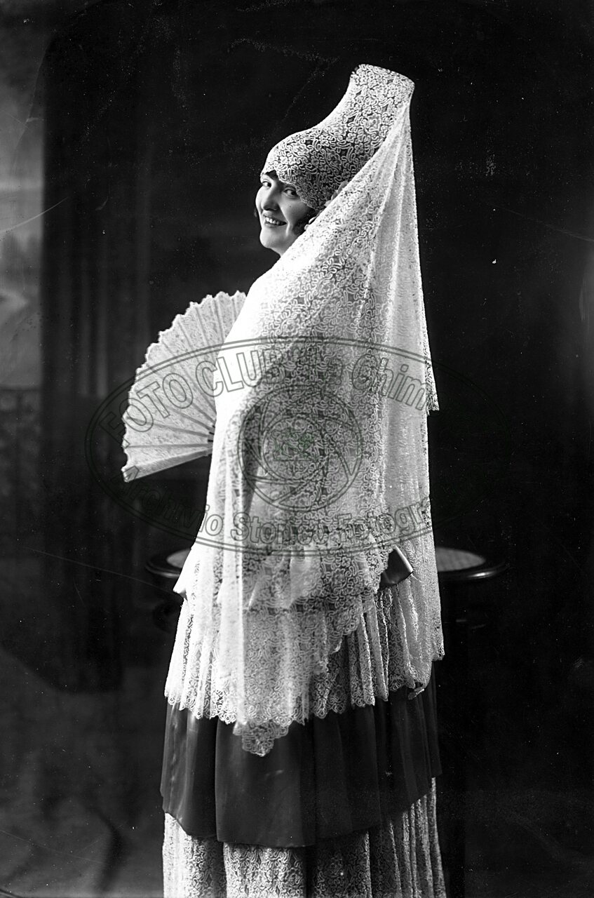 Figura di donna in studio