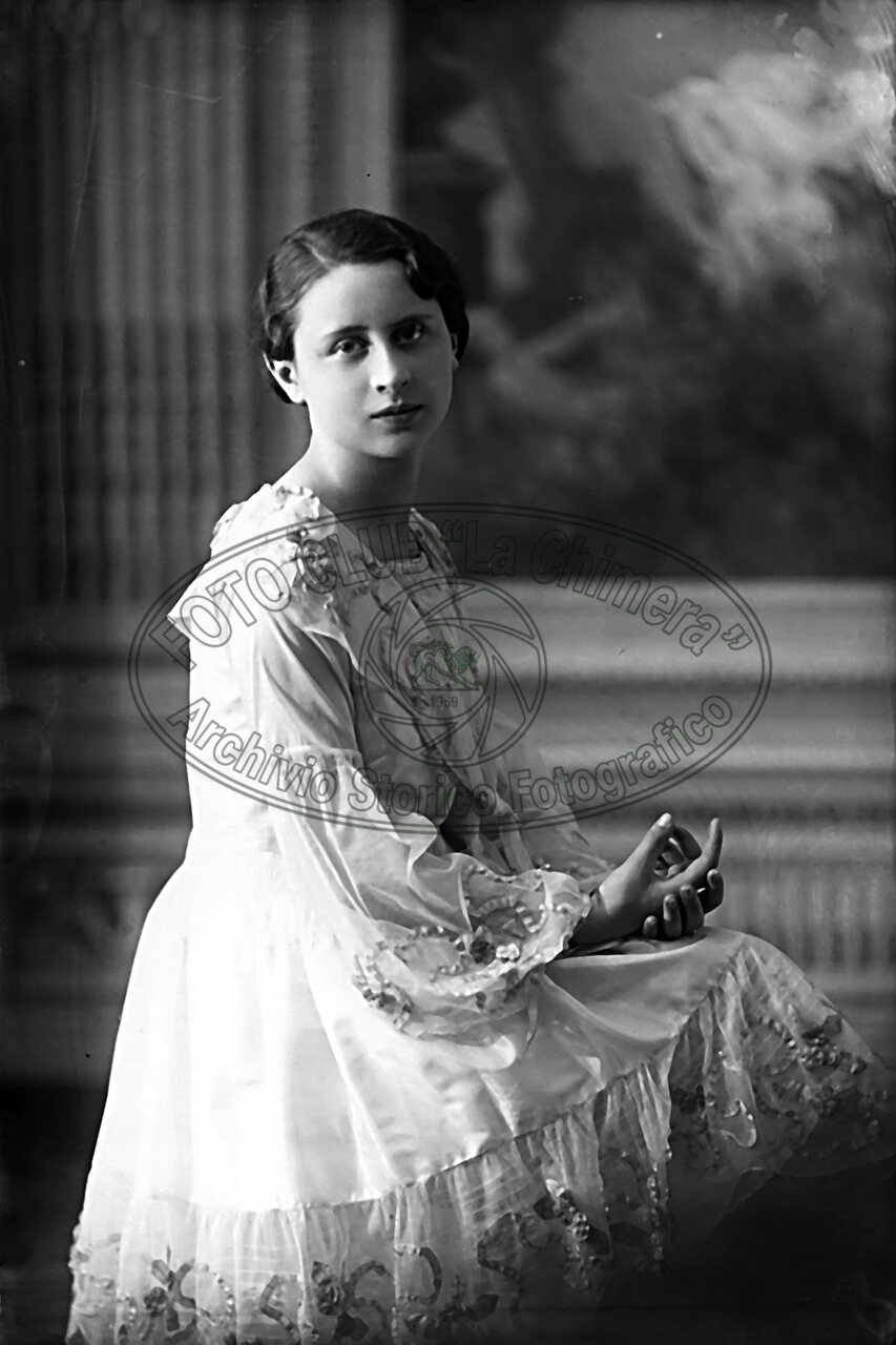 Figura di giovane donna in studio