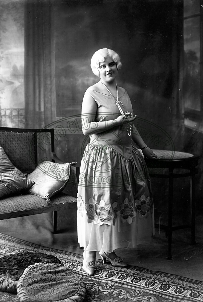 Figura di donna in studio