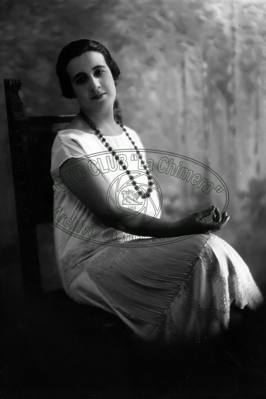 Figura di donna in studio