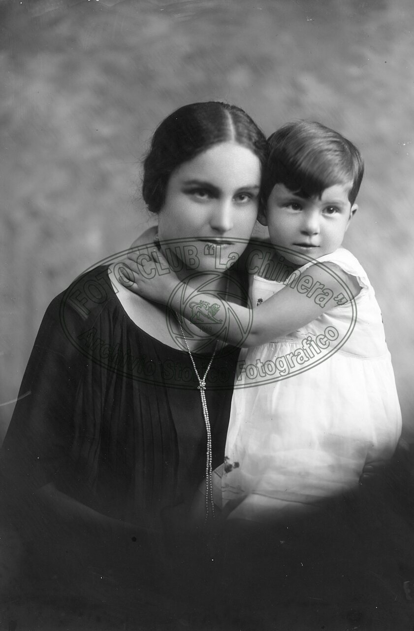 Ritratto in studio di madre con bambino