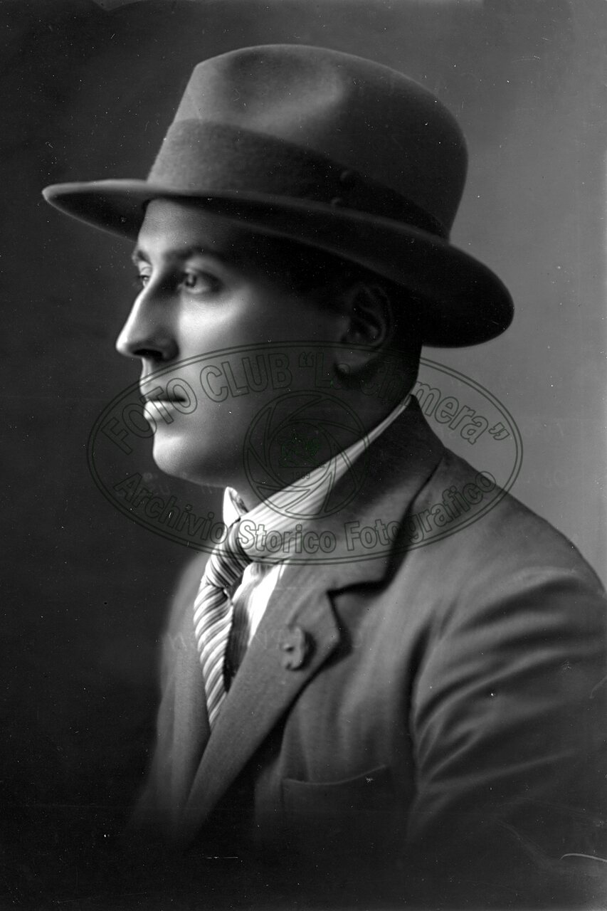 Ritratto di uomo in studio