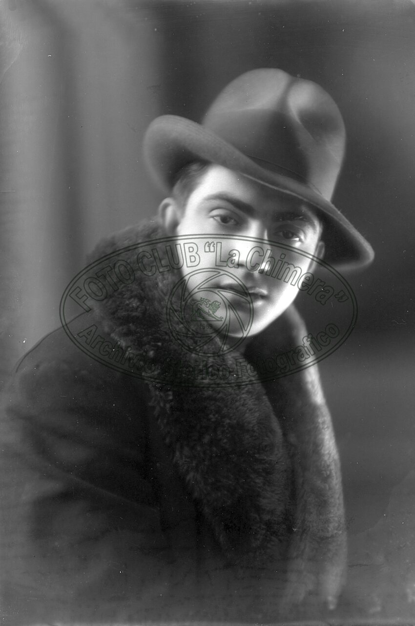 Ritratto di giovane uomo in studio