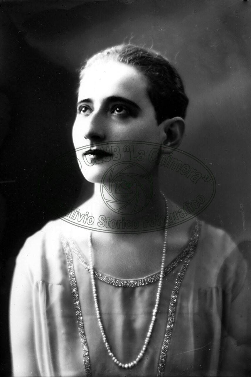 Ritratto di giovane donna in studio