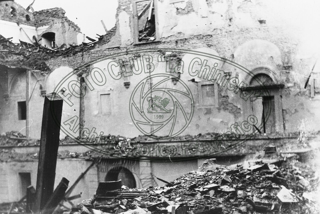 Bombe sull’Istituto Tecnico in Piazza della Badia
