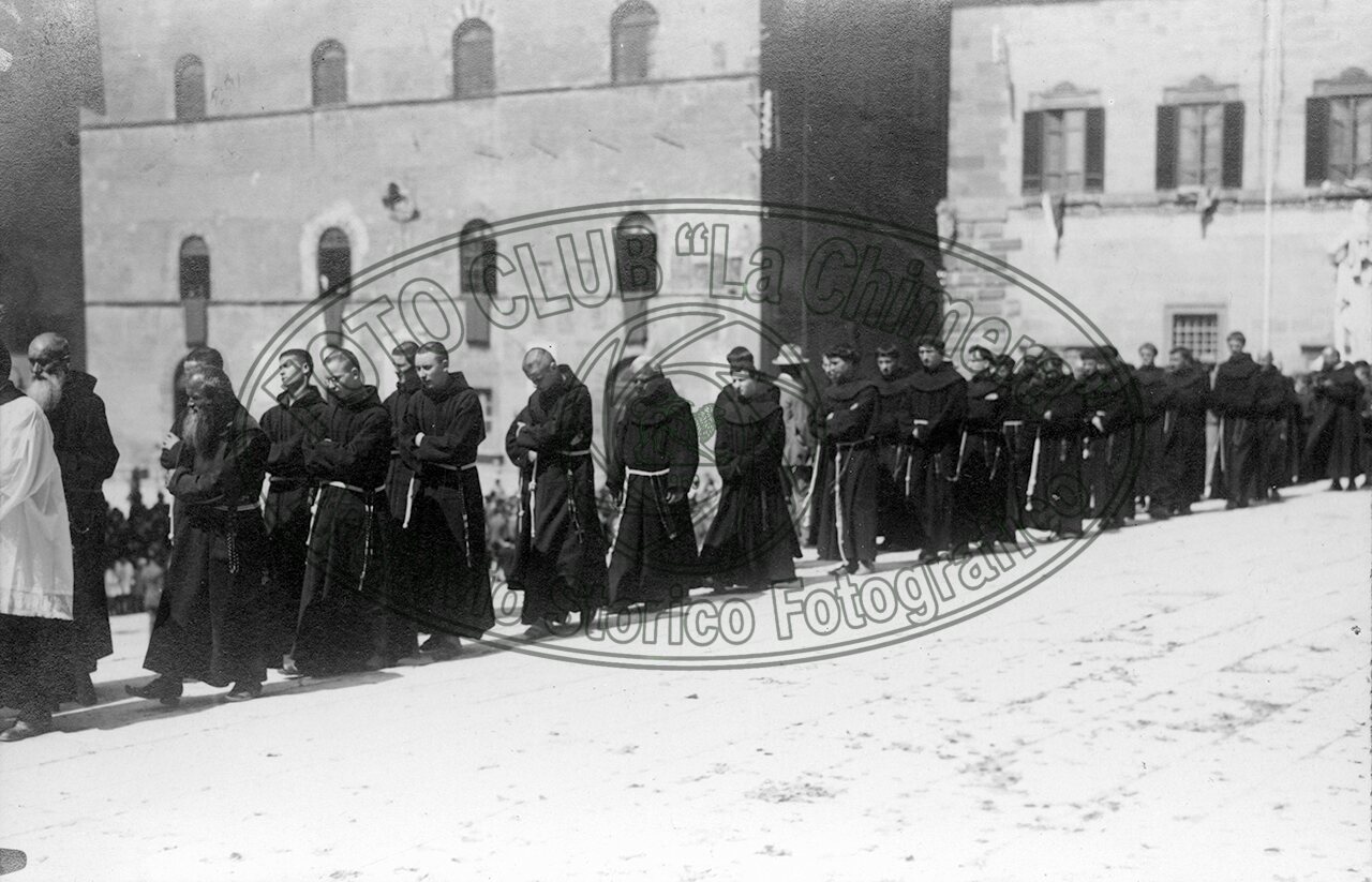 Processione di francescani