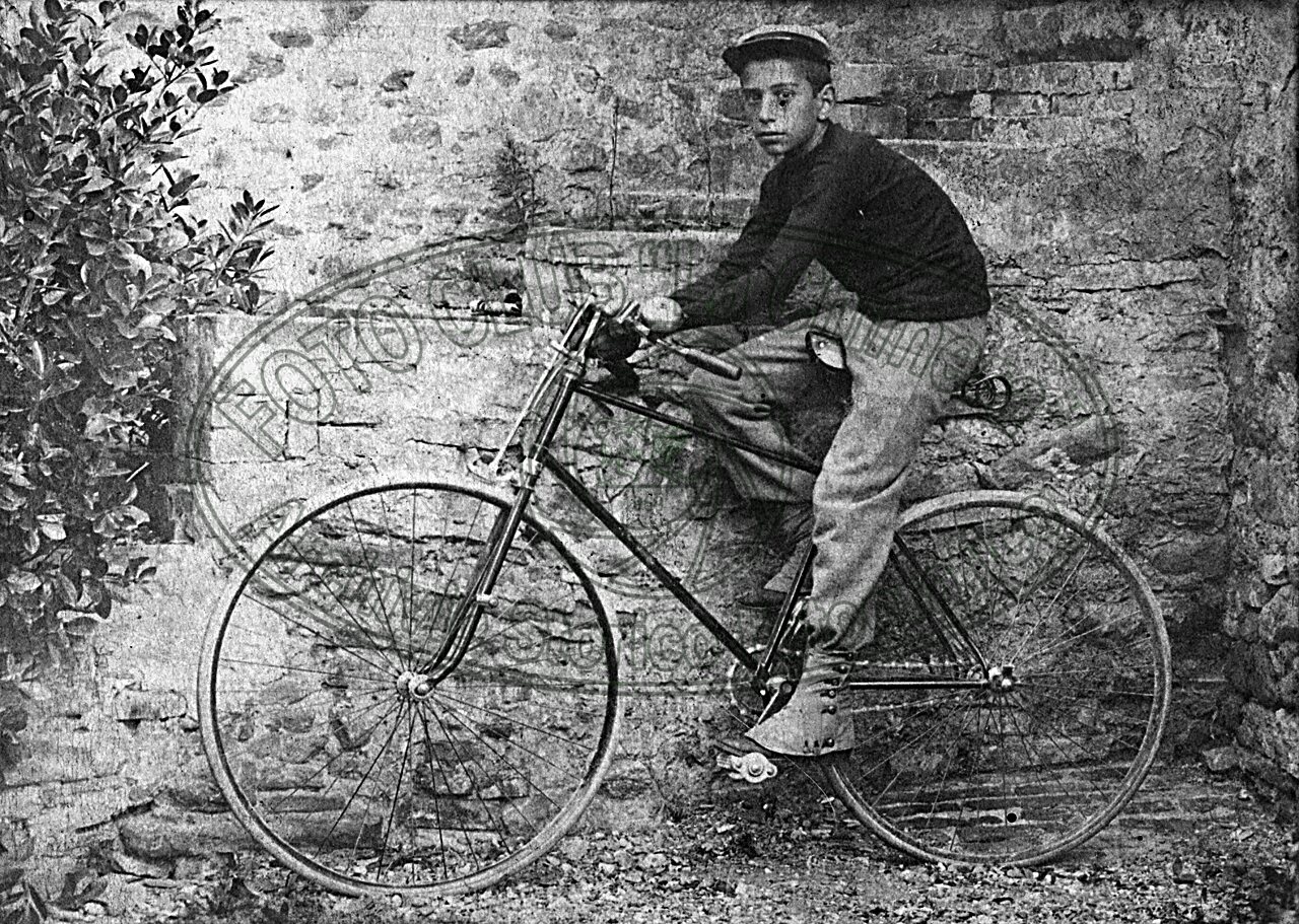 Giovane con bicicletta