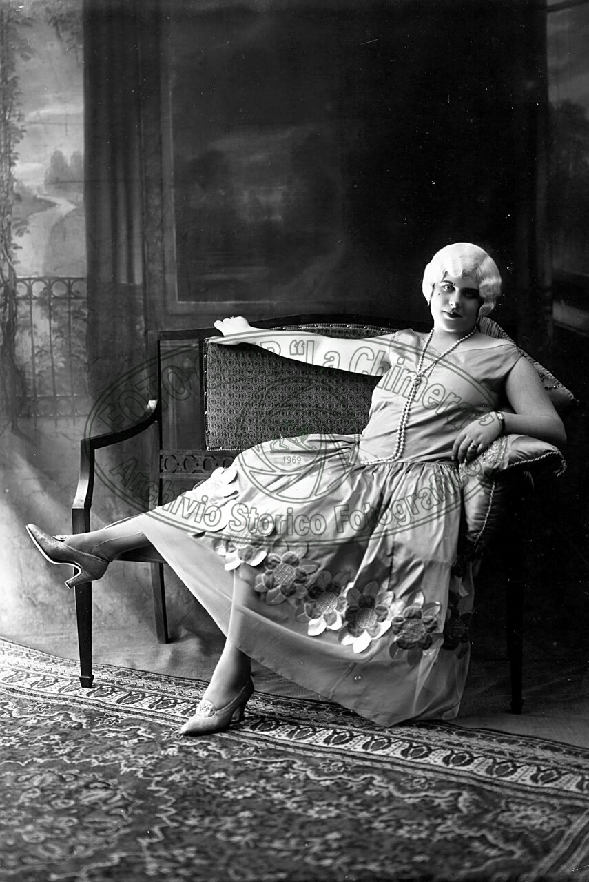 Figura di donna in studio