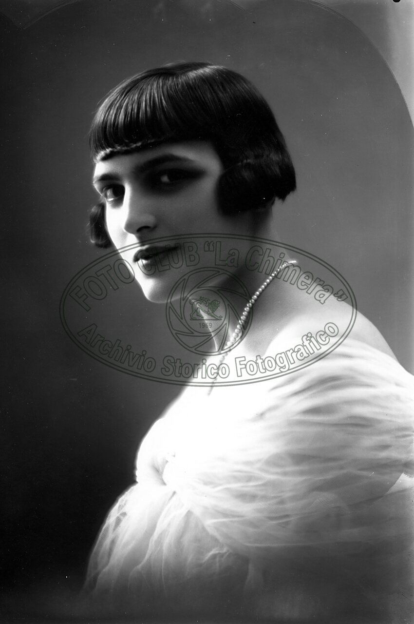 Ritratto di donna in studio