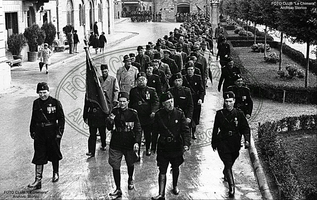 Corteo di fascisti