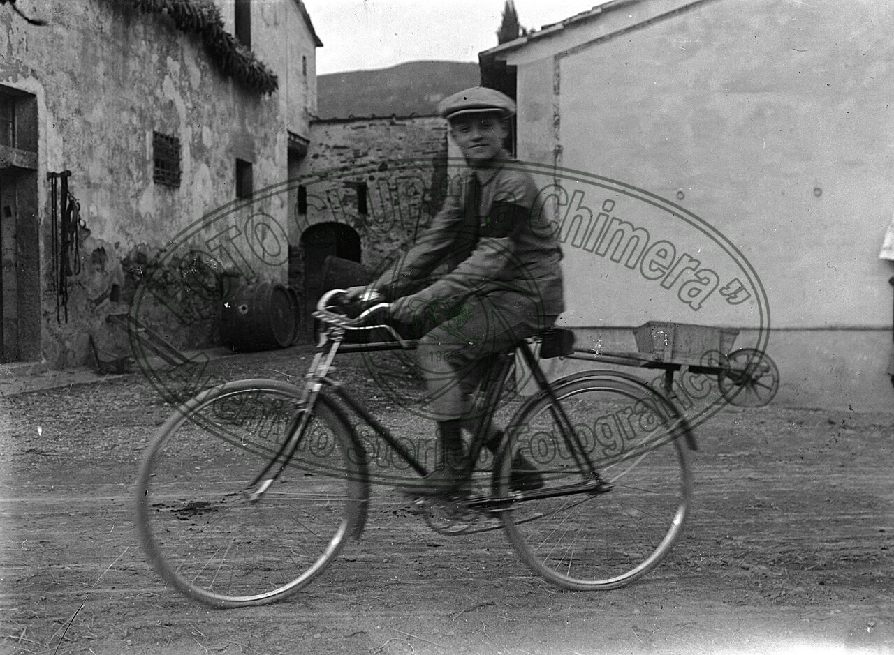 Giovane su bicicletta