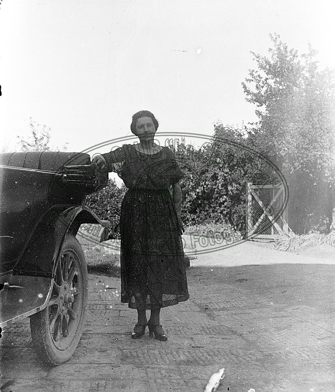 Donna appoggiata all’auto