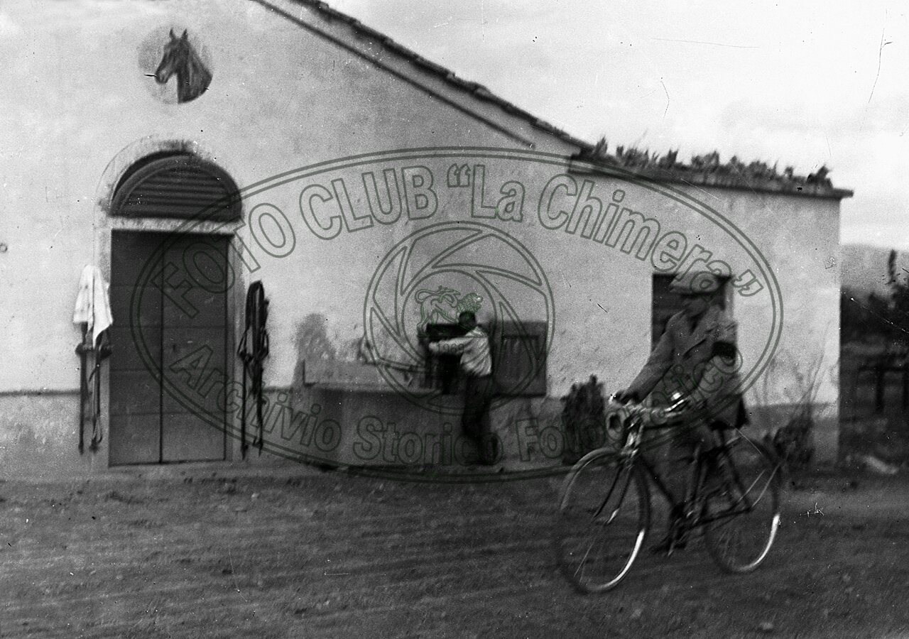 Ciclista davanti a una stalla