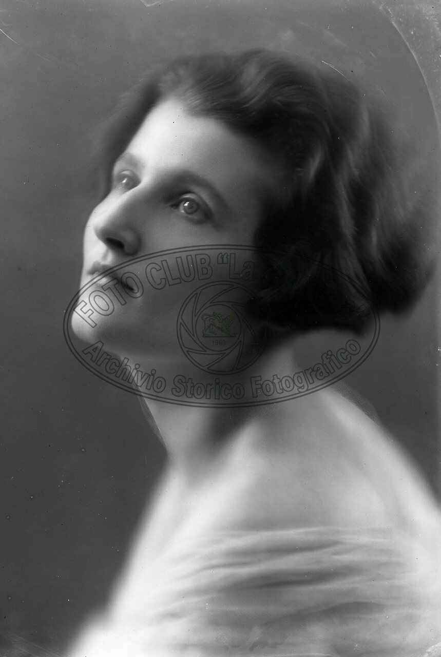 Ritratto di donna in studio