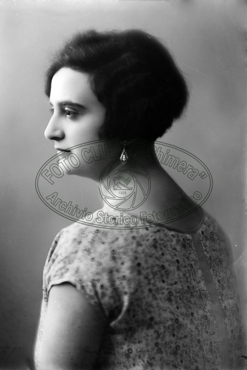 Ritratto di donna in studio
