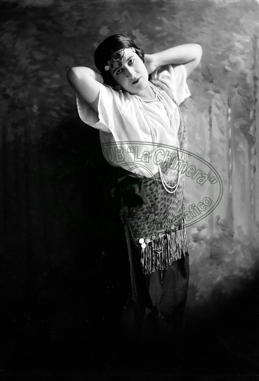 Figura di donna in studio