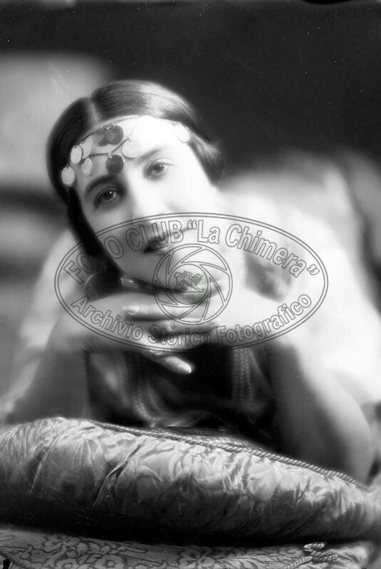 Ritratto di giovane donna in studio