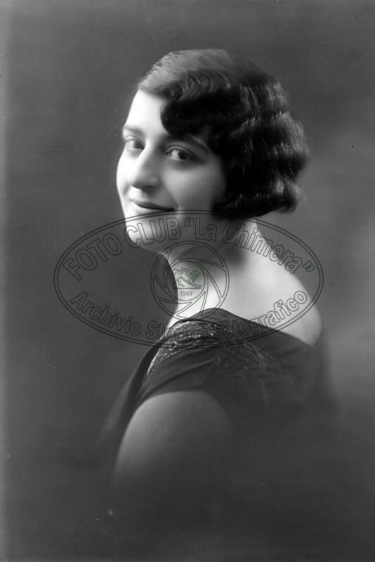 Ritratto di donna in studio