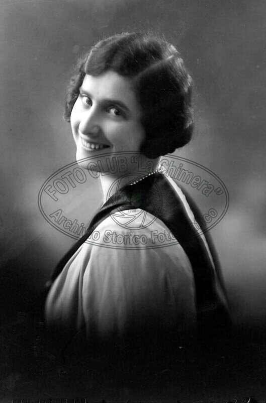 Ritratto di donna in studio