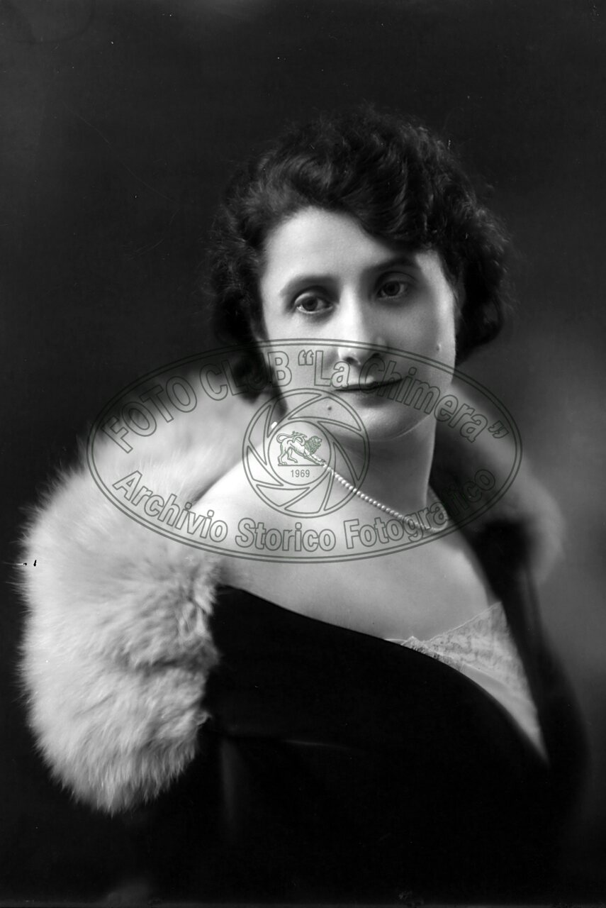 Ritratto di donna in studio