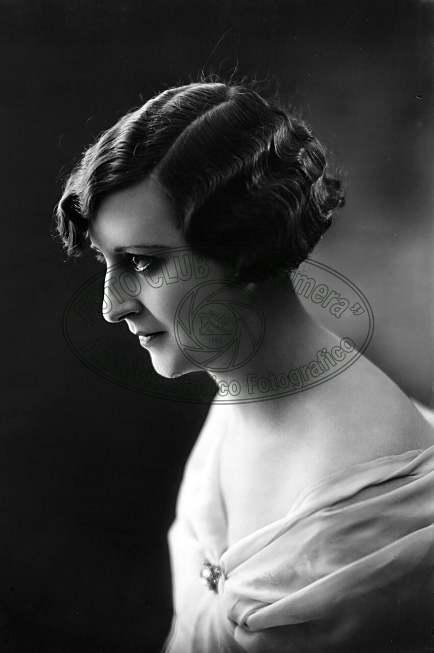 Ritratto di donna in studio