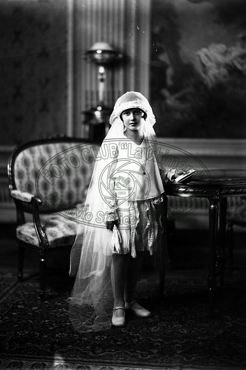 Figura di fanciulla in studio