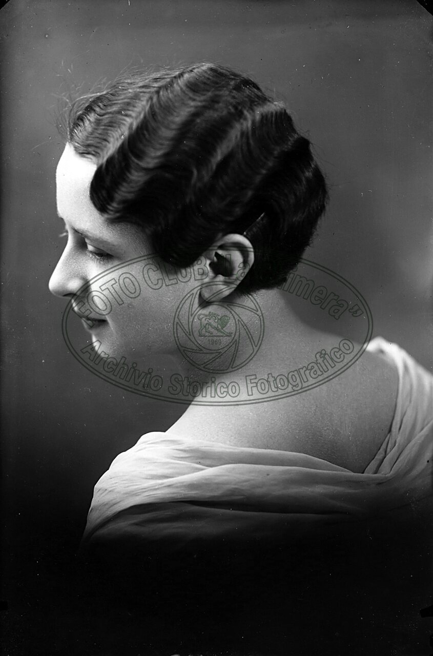 Ritratto di donna in studio