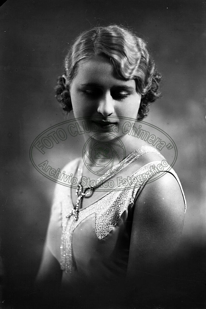 Ritratto di donna in studio