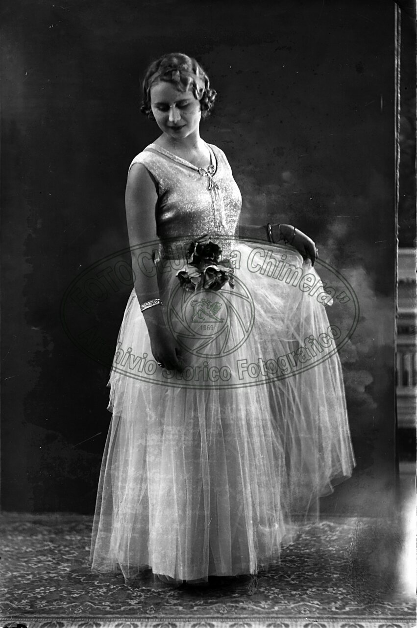 Figura di donna in studio