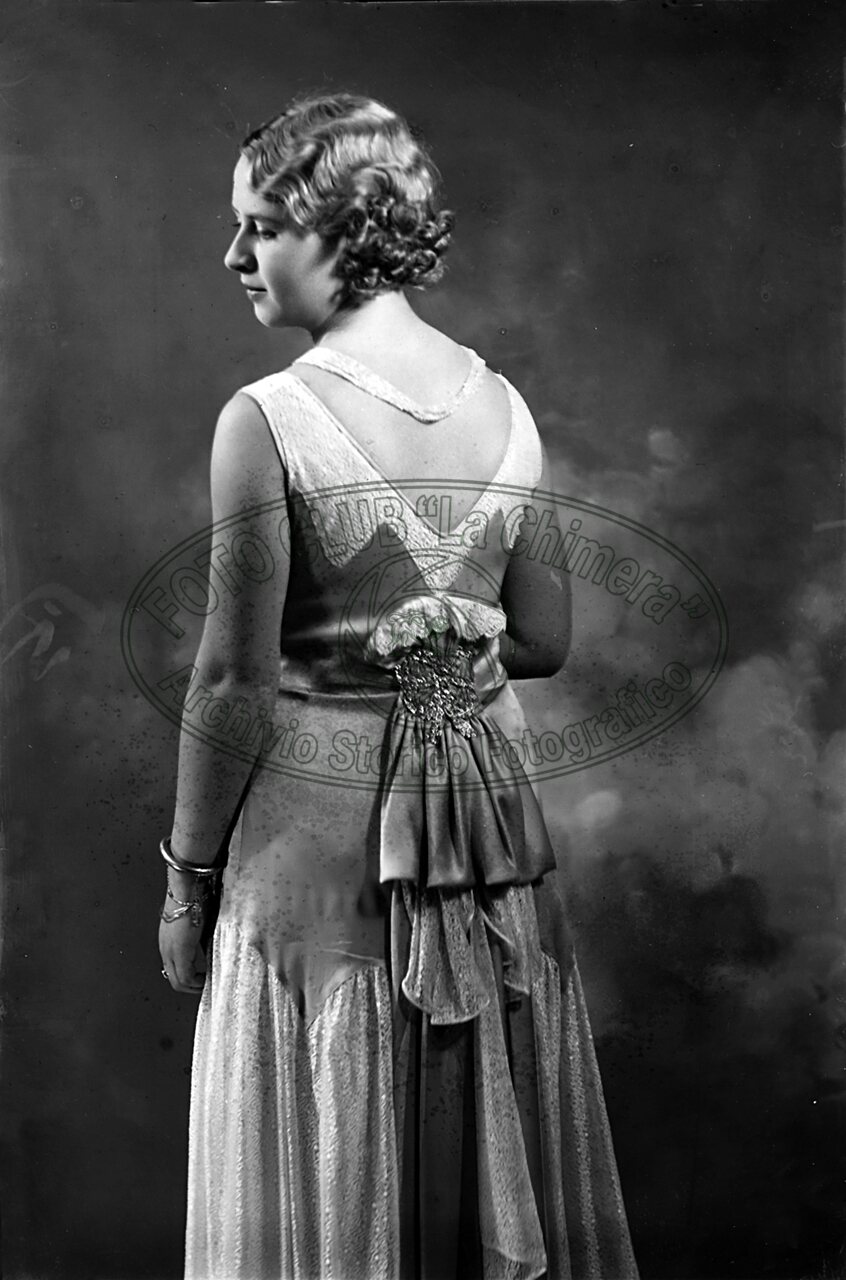 Figura di donna in studio