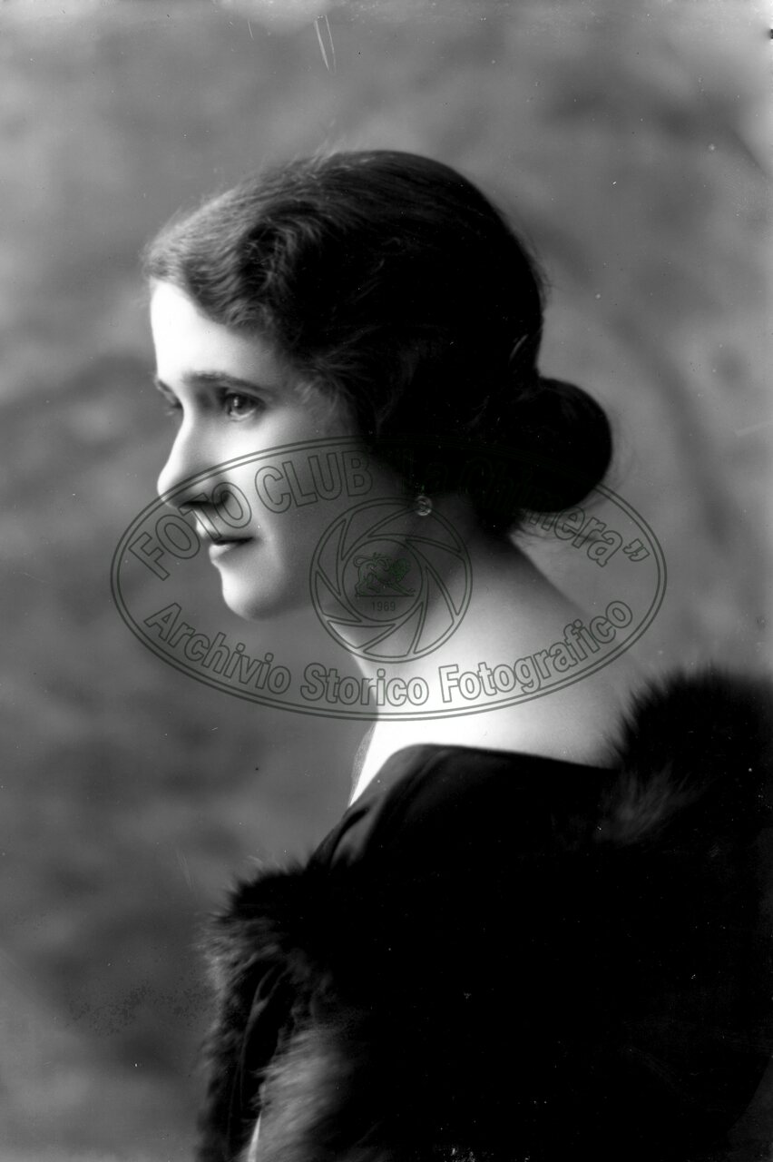 Ritratto di donna in studio