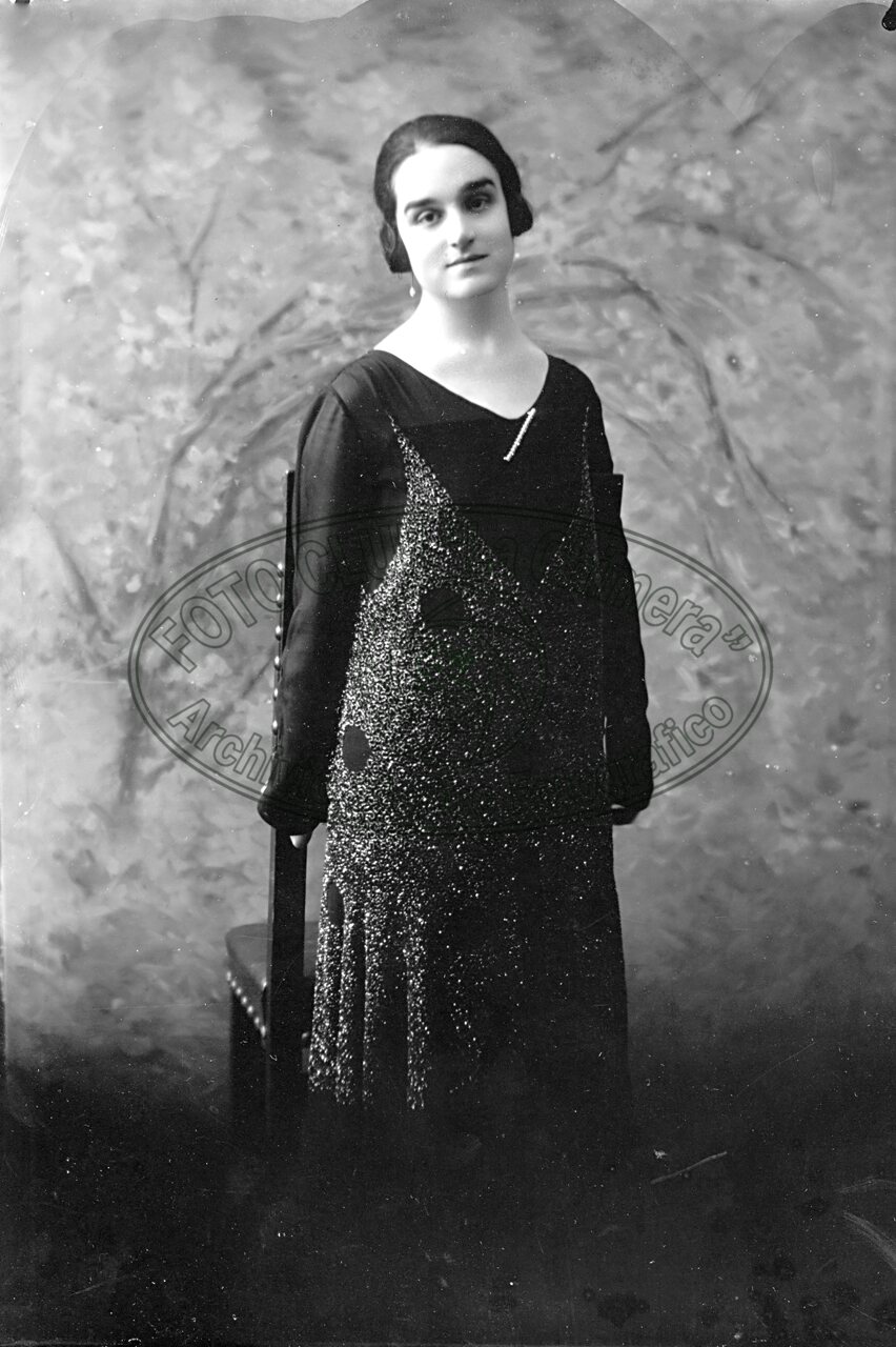 Figura di donna in studio